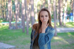 Belle jeune femme soufflant un baiser, extérieur photographie stock libre de droits Belle jeune femme soufflant un baiser, extérieur photographie stock libre de droits