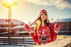 Belle jeune femme sur la patinoire, souriant au soleil photo stock Belle jeune femme sur la patinoire, souriant au soleil photo stock