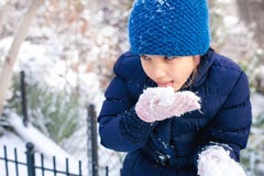 Belle jeune fille jouant avec la neige en parc image libre de droits Belle jeune fille jouant avec la neige en parc image libre de droits