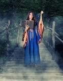 Belle jeune magie de bâti de fille de sorcière de Halloween images stock Belle jeune magie de bâti de fille de sorcière de Halloween images stock