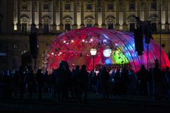 Belle luci variopinte al der Freude del Fest a Heldenplatz nella V fotografia stock Belle luci variopinte al der Freude del Fest a Heldenplatz nella V fotografia stock