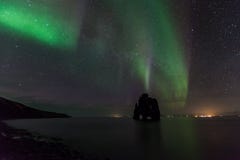 Belle lumière du nord au hvitserkur, Islande image stock Belle lumière du nord au hvitserkur, Islande image stock
