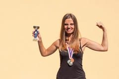 Belle medaglie di sport e della ragazza Campione di sport Premi per i risultati di sport fotografia stock libera da diritti Belle medaglie di sport e della ragazza Campione di sport Premi per i risultati di sport fotografia stock libera da diritti