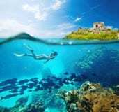 Belle mer de Caribian de récif coralien avec un bon nombre des poissons et de femme photo libre de droits Belle mer de Caribian de récif coralien avec un bon nombre des poissons et de femme photo libre de droits