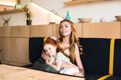 Belle mère et fille heureuses étreignant et souriant à l'appareil-photo image libre de droits Belle mère et fille heureuses étreignant et souriant à l'appareil-photo image libre de droits