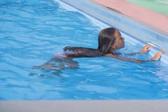 Belle nuotate nello stagno, bambina sveglia della bambina in stagno nel giorno soleggiato Piccola ballerina immagini stock libere da diritti Belle nuotate nello stagno, bambina sveglia della bambina in stagno nel giorno soleggiato Piccola ballerina immagini stock libere da diritti
