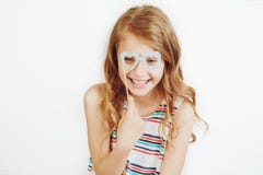 Belle petite fille avec les verres drôles de forme de coeur de papier de partie ou image stock Belle petite fille avec les verres drôles de forme de coeur de papier de partie ou image stock