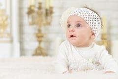 Belle pose adorable mignonne de petite fille Photographie stock Belle pose adorable mignonne de petite fille Photographie stock