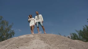 Belle pose enloved de paires extérieure à l'au bord du lac dans l'habillement traditionnel ukrainien Jeunes couples fonctionnant banque de vidéos Belle pose enloved de paires extérieure à l'au bord du lac dans l'habillement traditionnel ukrainien Jeunes couples fonctionnant banque de vidéos