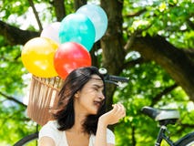 Belle ragazze del ritratto: Ha un sorriso molto bello e no fotografie stock libere da diritti Belle ragazze del ritratto: Ha un sorriso molto bello e no fotografie stock libere da diritti