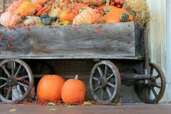 Belle scène de chariot en bois avec la courge et les potirons d'automne photos stock Belle scène de chariot en bois avec la courge et les potirons d'automne photos stock