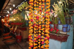 Belle scène de nuit de boutique de fleurs au Bangladesh image stock Belle scène de nuit de boutique de fleurs au Bangladesh image stock