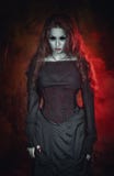 Belle sorcière terrible de Halloween avec de longs cheveux images stock Belle sorcière terrible de Halloween avec de longs cheveux images stock