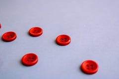 Belle texture avec beaucoup de boutons rouges ronds pour coudre, couture Copiez l'espace Configuration plate Fond pour une carte photos libres de droits Belle texture avec beaucoup de boutons rouges ronds pour coudre, couture Copiez l'espace Configuration plate Fond pour une carte photos libres de droits