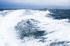 Belle vague blanche à la mer profonde bleue photographie stock libre de droits Belle vague blanche à la mer profonde bleue photographie stock libre de droits