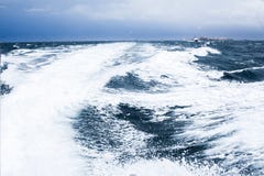 Belle vague blanche à la mer profonde bleue image libre de droits Belle vague blanche à la mer profonde bleue image libre de droits