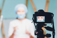 Belle vidéo gaie de vlog d'enregistrement de docteur de femme au sujet de médecine et de soins de santé images libres de droits Belle vidéo gaie de vlog d'enregistrement de docteur de femme au sujet de médecine et de soins de santé images libres de droits