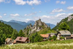 Belle vue d'été sur des montagnes de Mala Fatra de Komjatna, Slovaquie image libre de droits Belle vue d'été sur des montagnes de Mala Fatra de Komjatna, Slovaquie image libre de droits