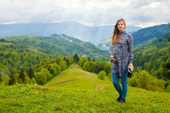 Belle vue de montagne avec la femme enceinte sur le foregrou photo stock Belle vue de montagne avec la femme enceinte sur le foregrou photo stock