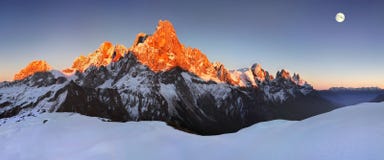 Belle vue de Pale di San Martino dans les dolomites italiennes avec le ciel nuageux bleu Le della célèbre Pala de Cimon images libres de droits Belle vue de Pale di San Martino dans les dolomites italiennes avec le ciel nuageux bleu Le della célèbre Pala de Cimon images libres de droits