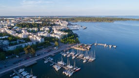 Belle vue de port et de bateaux Ville de Helsinki au coucher du soleil Panorama d'été photographie stock libre de droits Belle vue de port et de bateaux Ville de Helsinki au coucher du soleil Panorama d'été photographie stock libre de droits