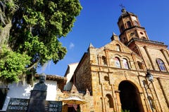 Belle vue du San Joaquin Church et sculpture dans Curiti, Colombie photographie stock libre de droits Belle vue du San Joaquin Church et sculpture dans Curiti, Colombie photographie stock libre de droits