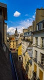Belle vue du toit du vieux bâtiment sur l'architecture de Paris St Germain, 6ème secteur image stock Belle vue du toit du vieux bâtiment sur l'architecture de Paris St Germain, 6ème secteur image stock