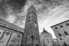 Belle vue noire et blanche de la tour de cloche de la cathédrale de San Zénon à Pistoie, Toscane, Italie photographie stock Belle vue noire et blanche de la tour de cloche de la cathédrale de San Zénon à Pistoie, Toscane, Italie photographie stock