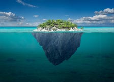 Belle île de solitude avec les arbres verts dans l'océan images stock Belle île de solitude avec les arbres verts dans l'océan images stock