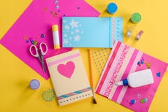 Belles cartes de travail manuel sur le jaune photographie stock libre de droits Belles cartes de travail manuel sur le jaune photographie stock libre de droits
