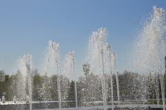 Belles fontaines de ?claboussement en parc images libres de droits Belles fontaines de ?claboussement en parc images libres de droits