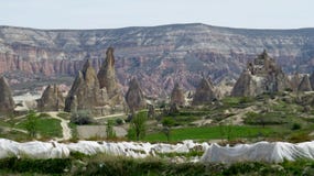 Belles formations de roche avec des cavernes dans le paysage de Cappadocia images libres de droits Belles formations de roche avec des cavernes dans le paysage de Cappadocia images libres de droits