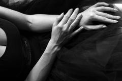 Belles mains Les mains d'une ballerine avec les veines prononcées Coffre de ballerine photographie stock libre de droits Belles mains Les mains d'une ballerine avec les veines prononcées Coffre de ballerine photographie stock libre de droits