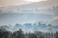 Belles maisons dans la campagne avec le brouillard et la lumière magiques à la partie de lever de soleil photos libres de droits Belles maisons dans la campagne avec le brouillard et la lumière magiques à la partie de lever de soleil photos libres de droits