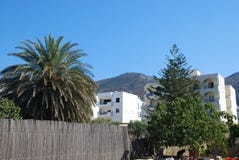 Belles maisons de vacances et arbres tropicaux sur le fond des montagnes photos libres de droits Belles maisons de vacances et arbres tropicaux sur le fond des montagnes photos libres de droits