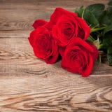 Belles roses rouges sur le vieux conseil photo libre de droits Belles roses rouges sur le vieux conseil photo libre de droits