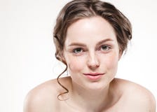 Belles taches de rousseur de femme de visage et cheveux bouclés de mouche photographie stock libre de droits Belles taches de rousseur de femme de visage et cheveux bouclés de mouche photographie stock libre de droits