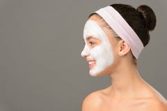 Belleza de la máscara de los cosméticos del adolescente que mira lejos imagenes de archivo Belleza de la máscara de los cosméticos del adolescente que mira lejos imagenes de archivo