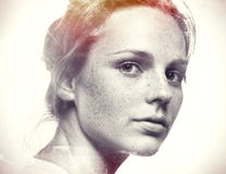 Belleza del estudio Retrato sonriente de la mujer joven y feliz con las pecas Rebecca 36 foto de archivo Belleza del estudio Retrato sonriente de la mujer joven y feliz con las pecas Rebecca 36 foto de archivo