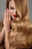 Bellezza dei capelli Bella donna con trucco e capelli biondi lunghi immagini stock libere da diritti Bellezza dei capelli Bella donna con trucco e capelli biondi lunghi immagini stock libere da diritti