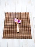 Bellezza e concetto della stazione termale con il cucchiaio di legno e l'orchidea rosa immagine stock libera da diritti Bellezza e concetto della stazione termale con il cucchiaio di legno e l'orchidea rosa immagine stock libera da diritti