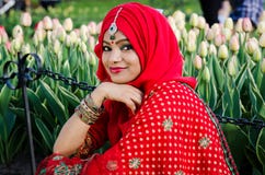 Bellezza sorridente in Headress arabo Bellezza sorridente in Headress arabo