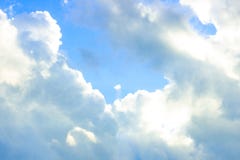 Bello cielo blu triste con le nuvole lanuginose nel giorno di pace di mattina di estate come fondo immagine stock Bello cielo blu triste con le nuvole lanuginose nel giorno di pace di mattina di estate come fondo immagine stock