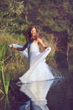 Bello dancing della donna in acque del lago fotografia stock libera da diritti Bello dancing della donna in acque del lago fotografia stock libera da diritti