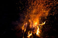 Bello falò con le scintille che volano verso l'alto immagini stock libere da diritti Bello falò con le scintille che volano verso l'alto immagini stock libere da diritti