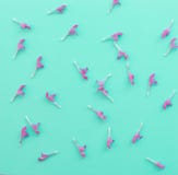 Bello fondo con i colori rosa tropicali, vista superiore, disposizione piana, struttura del blu di turchese Disposizione creativa fotografie stock libere da diritti Bello fondo con i colori rosa tropicali, vista superiore, disposizione piana, struttura del blu di turchese Disposizione creativa fotografie stock libere da diritti