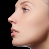 Bello fronte di giovane donna adulta con pelle fresca pulita - isolata Bella ragazza con bella cura di trucco, della gioventù e d Immagine Stock Bello fronte di giovane donna adulta con pelle fresca pulita - isolata Bella ragazza con bella cura di trucco, della gioventù e d Immagine Stock
