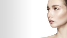 Bello fronte di giovane donna Skincare, benessere, stazione termale Pulisca la pelle molle, sguardo fresco sano Trucco quotidiano fotografia stock Bello fronte di giovane donna Skincare, benessere, stazione termale Pulisca la pelle molle, sguardo fresco sano Trucco quotidiano fotografia stock