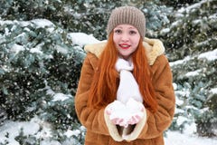 Bello gioco della donna con neve sull'inverno all'aperto, abeti nevosi in foresta, capelli rossi lunghi, portanti un cappotto di Fotografia Stock Libera da Diritti Bello gioco della donna con neve sull'inverno all'aperto, abeti nevosi in foresta, capelli rossi lunghi, portanti un cappotto di Fotografia Stock Libera da Diritti