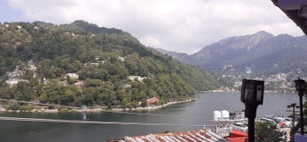 Bello lago vicino alle montagne Paradise in India immagine stock libera da diritti Bello lago vicino alle montagne Paradise in India immagine stock libera da diritti